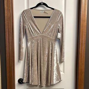 Kimchi Blue Velvet Long Sleeve Dress in Cream